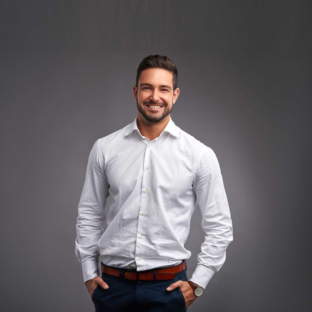 Испанец в белой рубашке