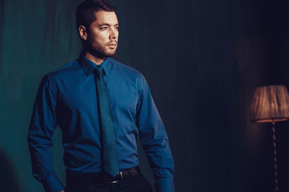 Темно синяя рубашка с галстуком