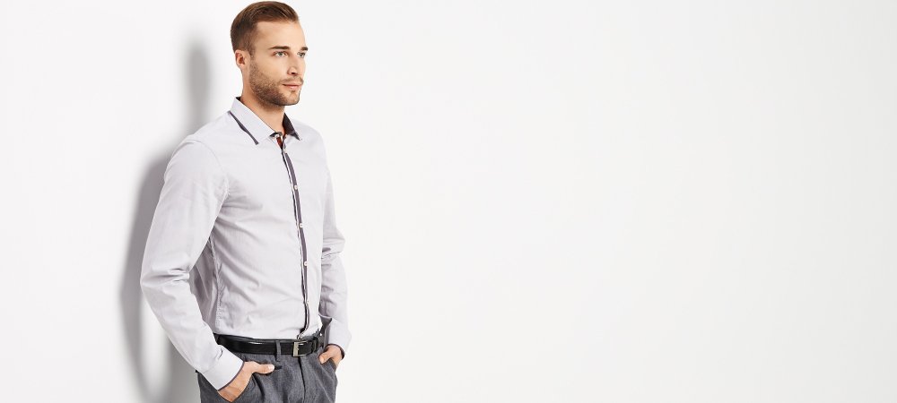 Стильный мужчина на Светлом фоне