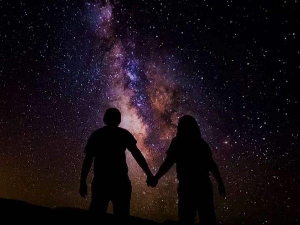 Влюбленная пара в космосе