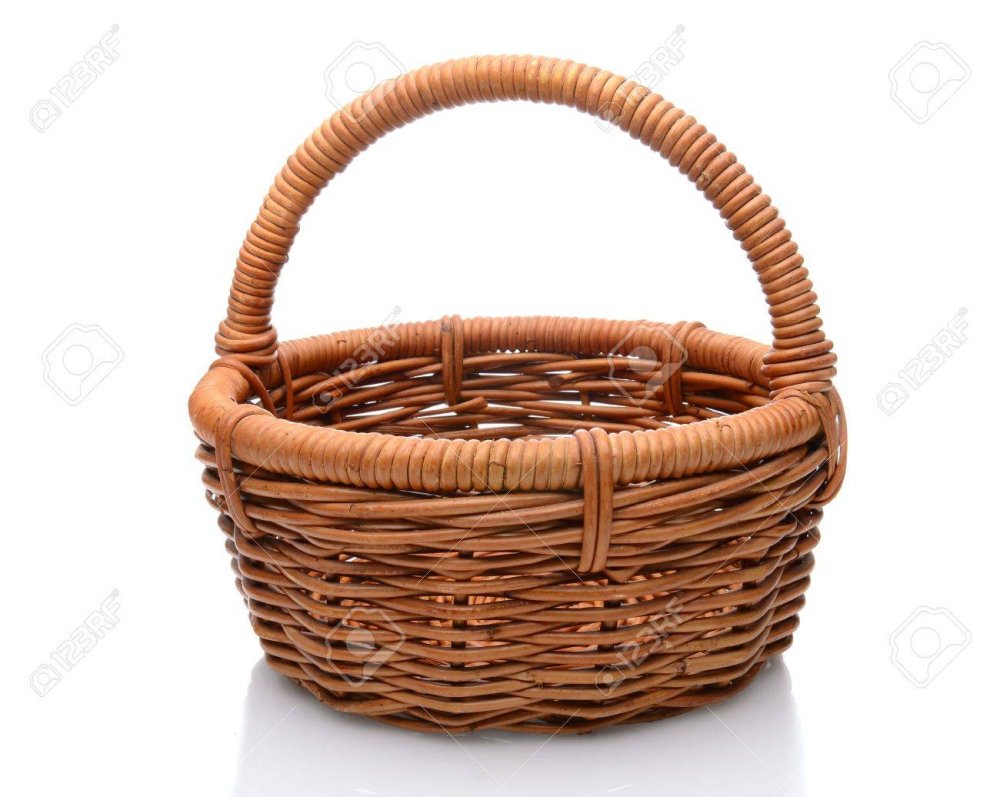 Красивая корзина на белом фоне