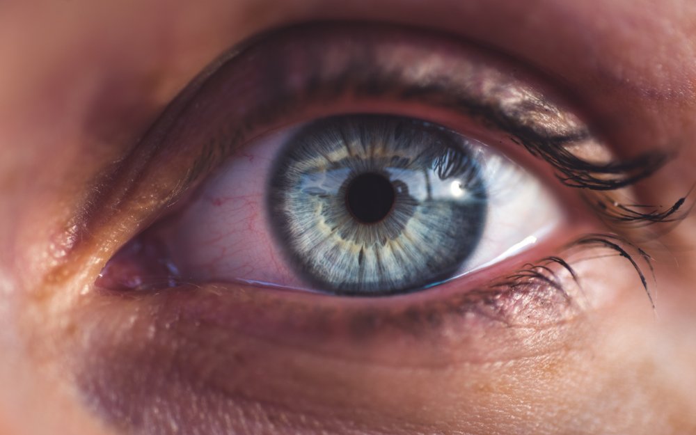 Отражение человека в глазах