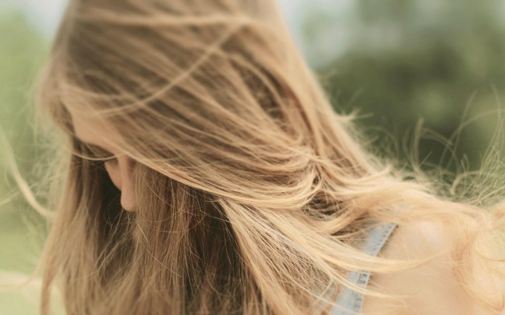 Девушка с русыми волосами