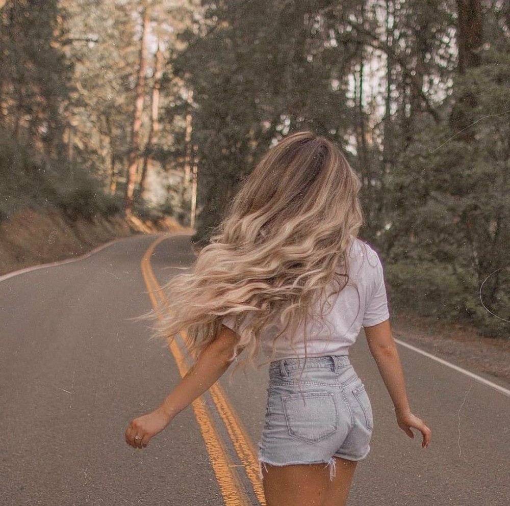 Женщина с русыми волосами