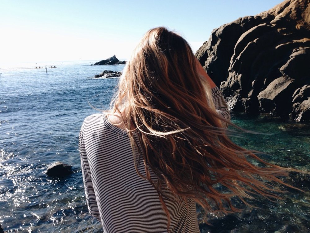 Блондинка с длинными волосами