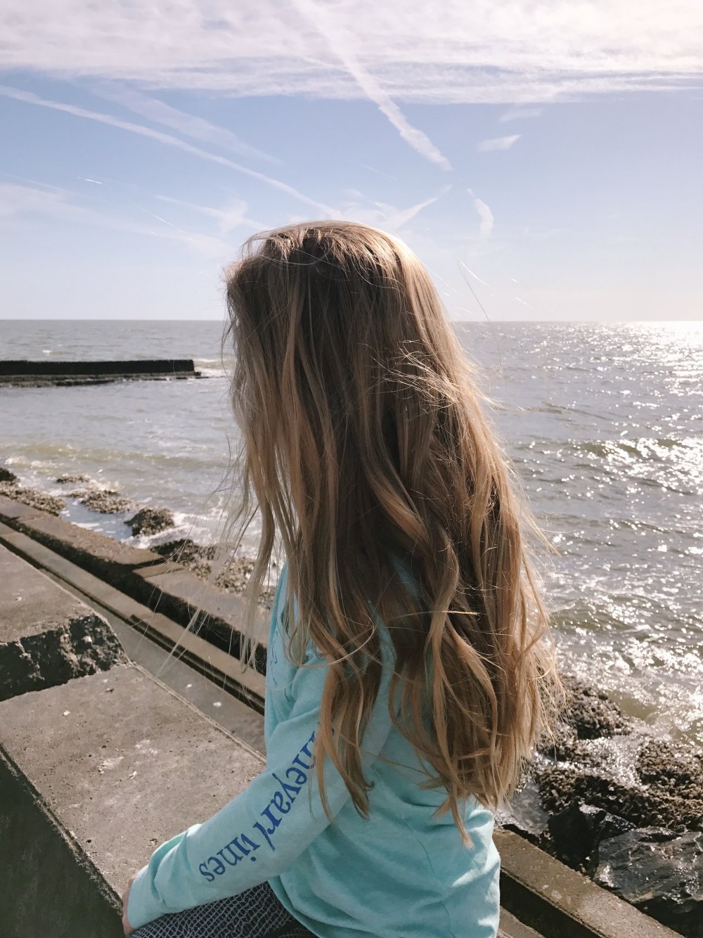 Девушка на дороге в поле