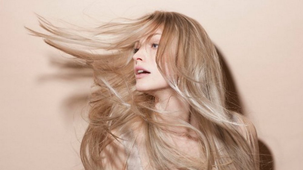 Девушка со светлыми волосами