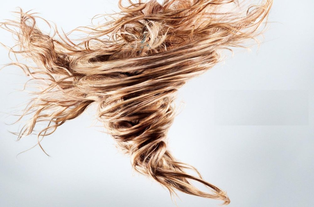 Девушка с темно русыми волосами со спины