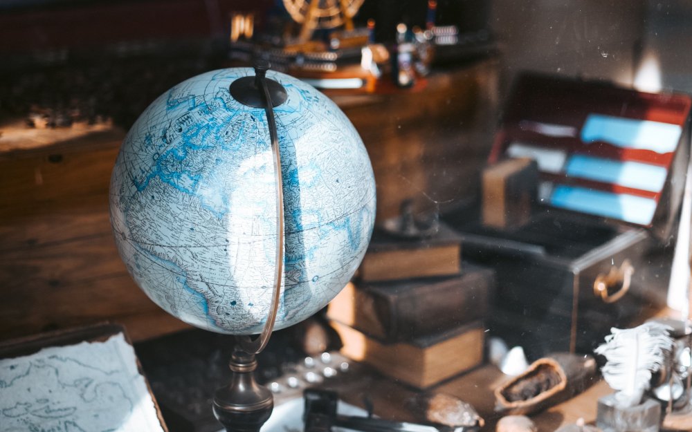 Карта в ретро стиле с компасом