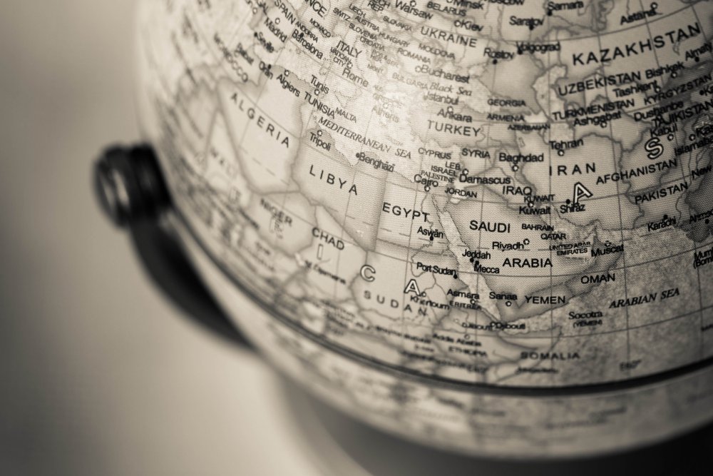 Старинный стол с глобусом