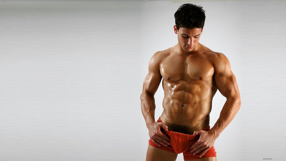 Мужское тело на черном фоне