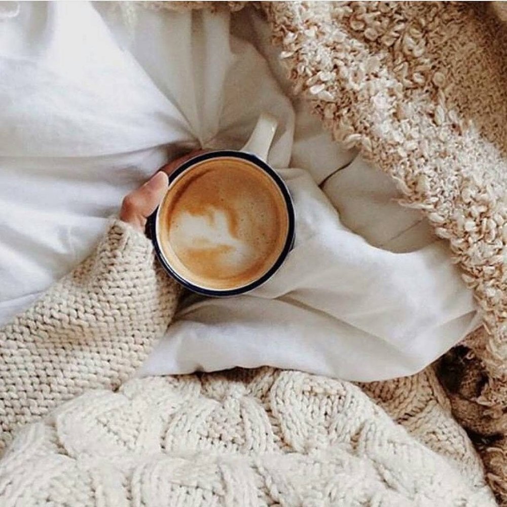 Теплый плед и чашка кофе