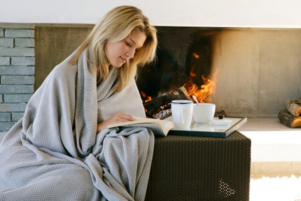 Фото в пледе у компьютера спиной
