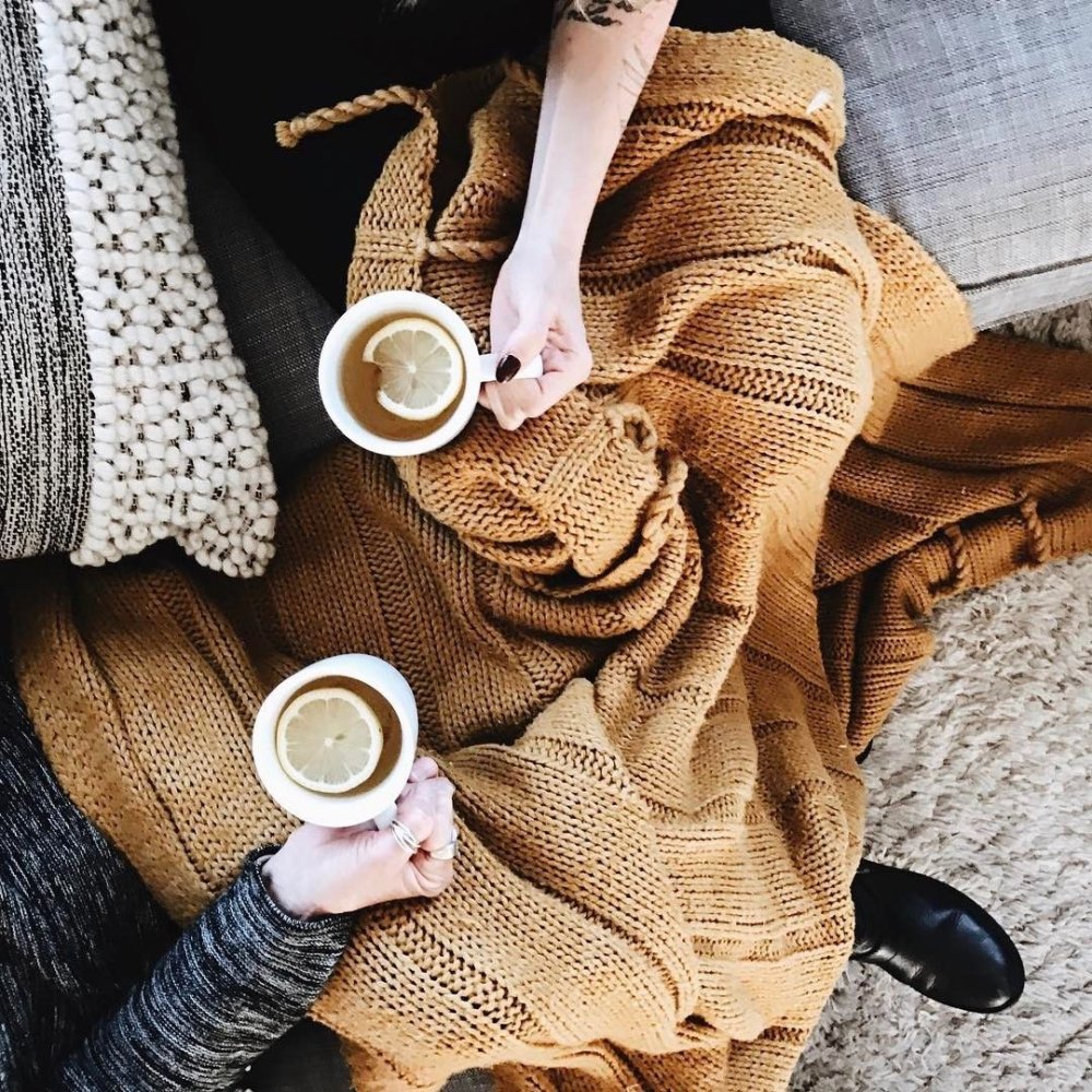 Теплый плед и чашка кофе