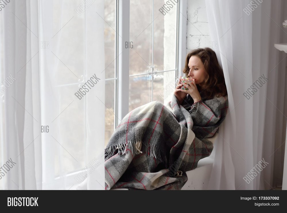 Девушка на подоконнике в пледе