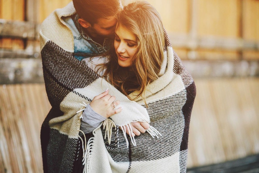 Укрывает пледом