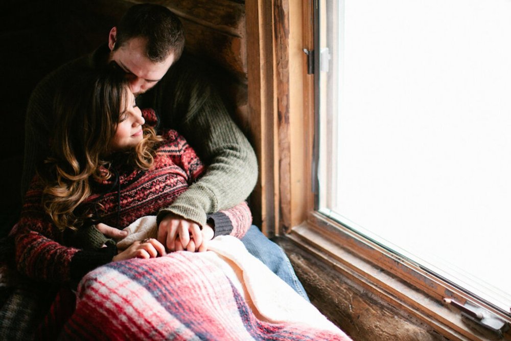 Парень и девушка в пледе