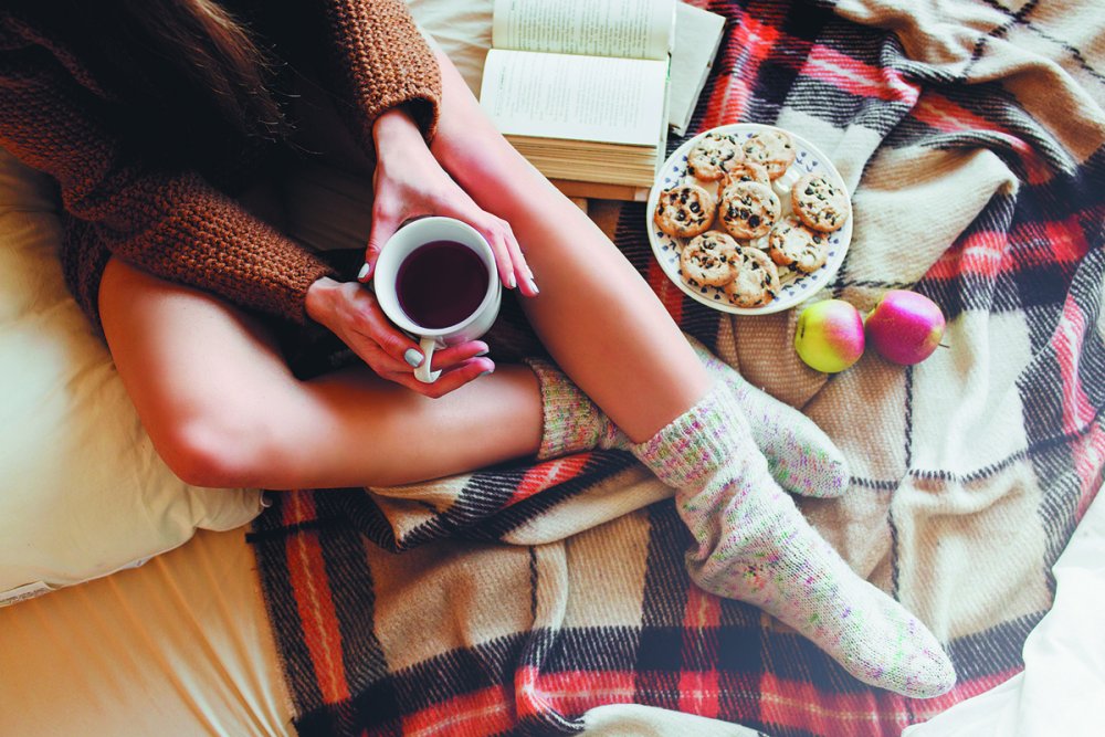 Девушка в пледе с чаем