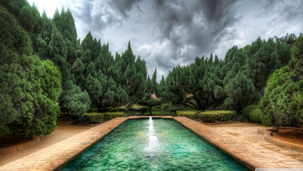 Вода в бассейне