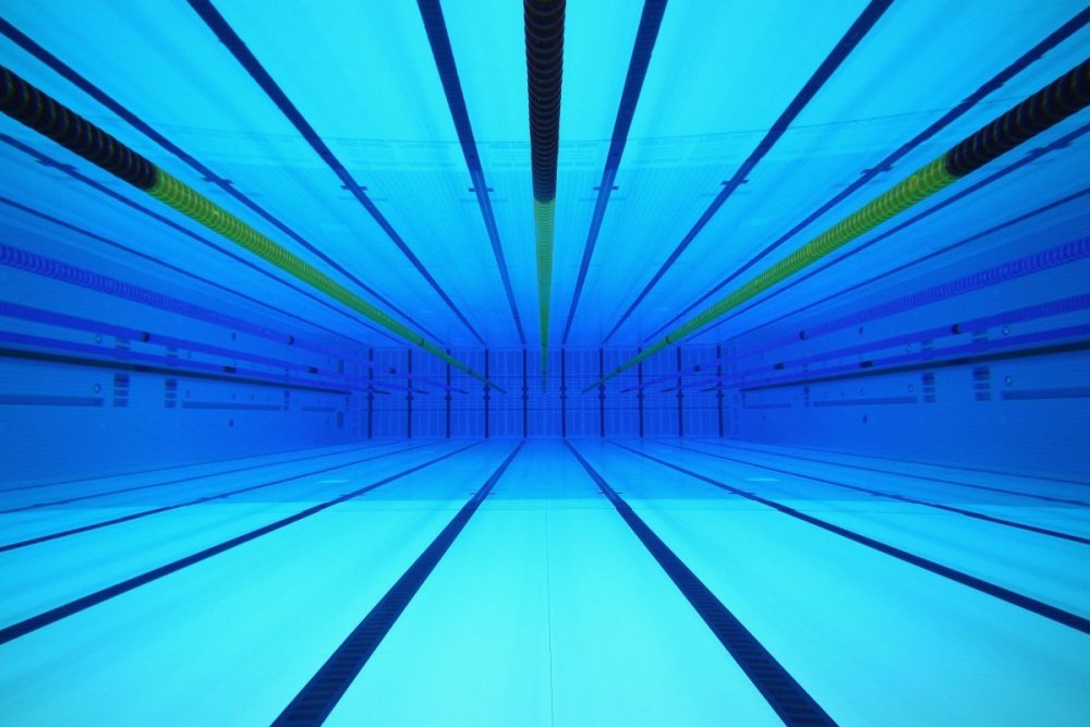 Бассейн с дорожками