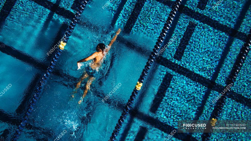 Бассейн на белом фоне