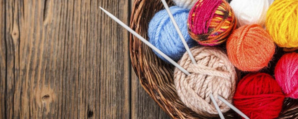 Клубки пряжи на деревянном фоне