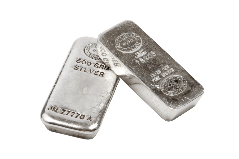 Серебрянный слиток на белом фоне