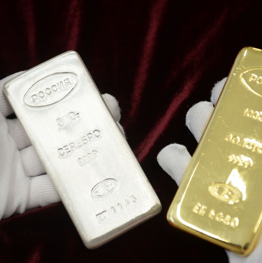 Слиток серебра в руке