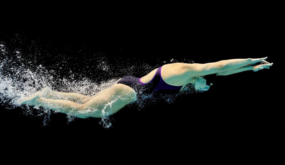 Пловец ныряет