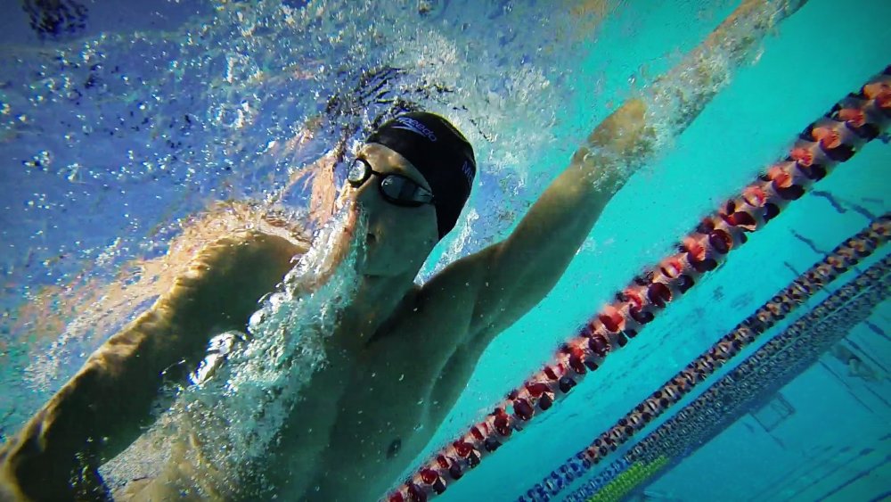 Профессиональный пловец в бассейне