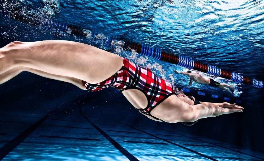 Майкл Фелпс плывет кролем