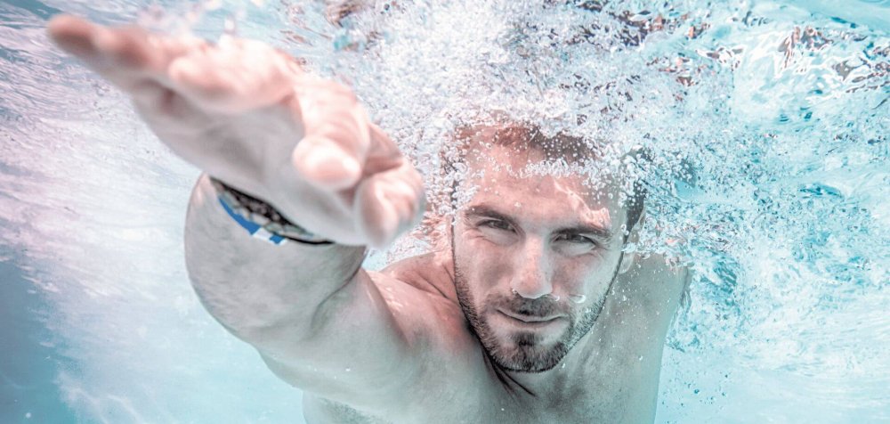 Люди в бассейне