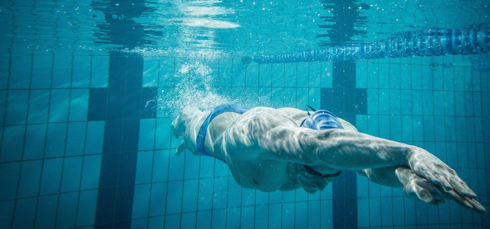Пловец под водой в бассейне