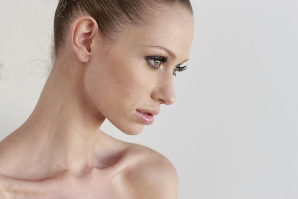 Скулы Анджелины Джоли