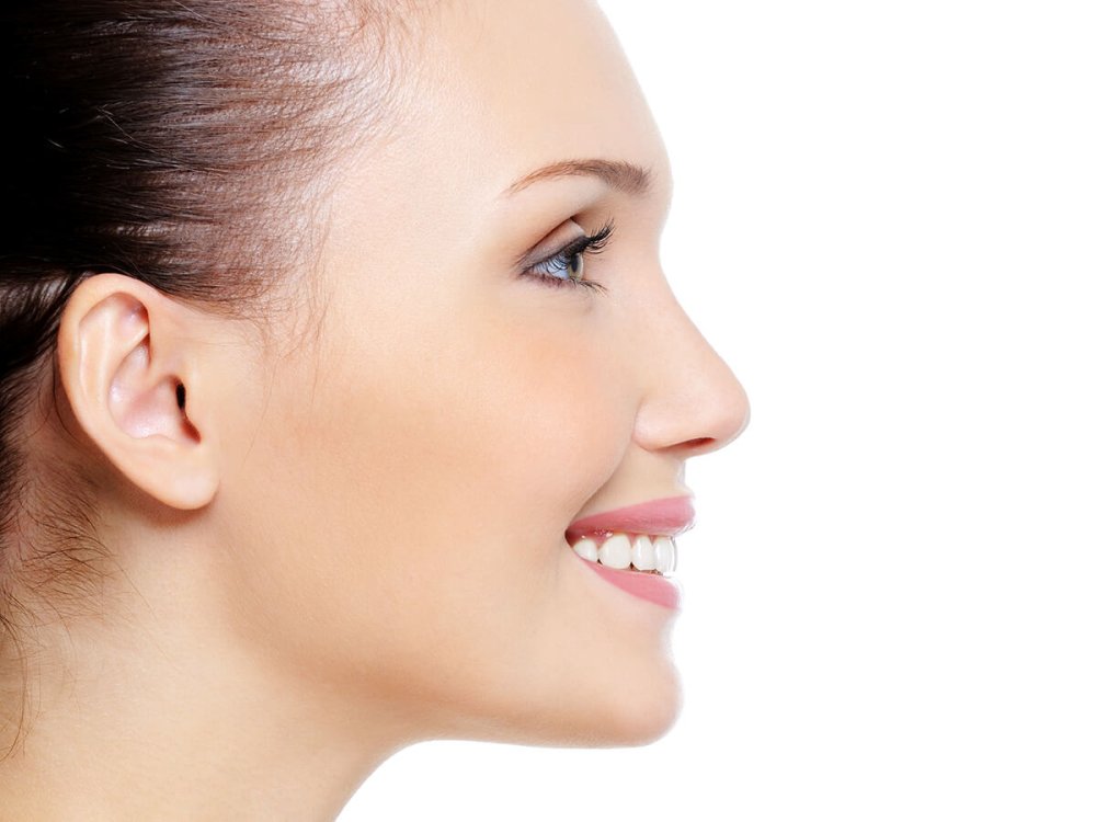 Серьги на девушке