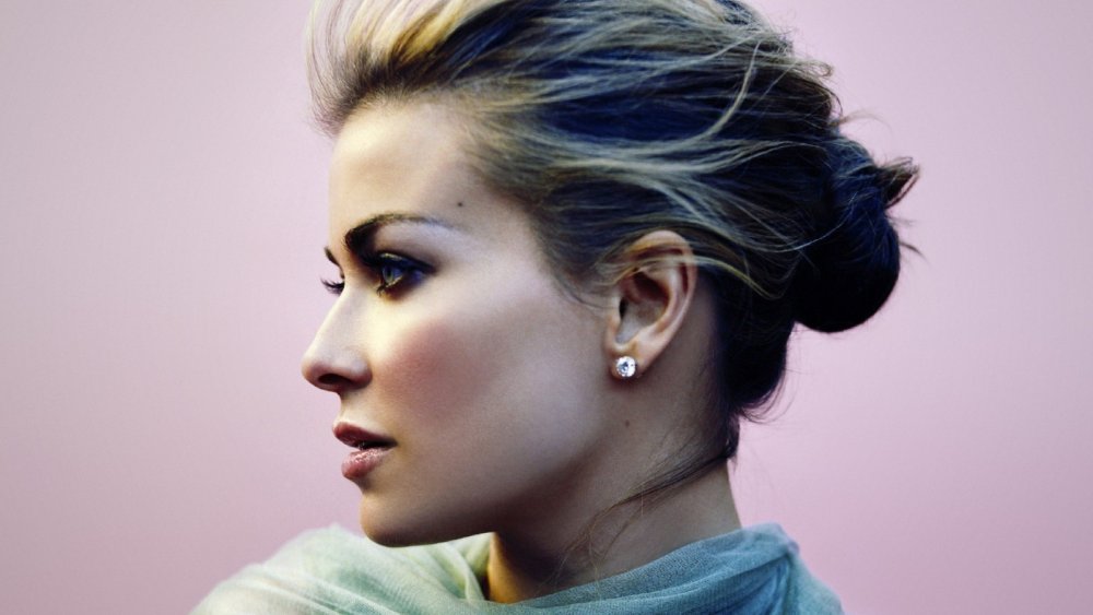 Девушка с красивыми ресницами