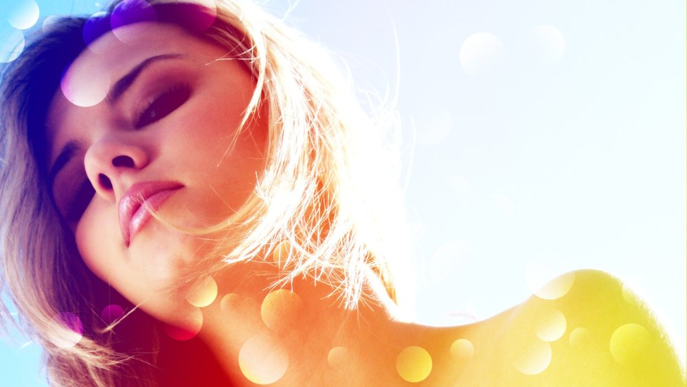 Лицо девушки боком