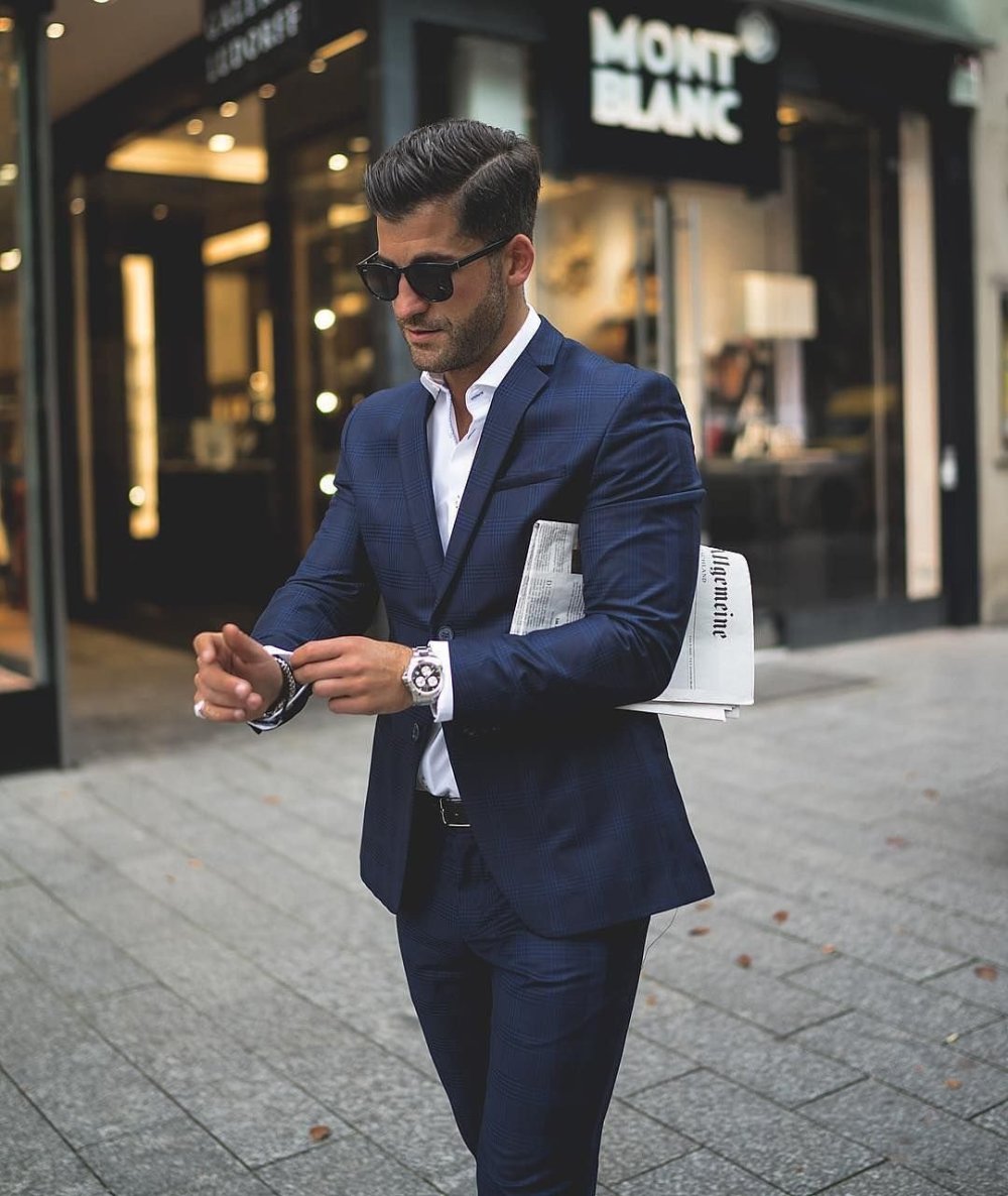 Стильный парень в костюме