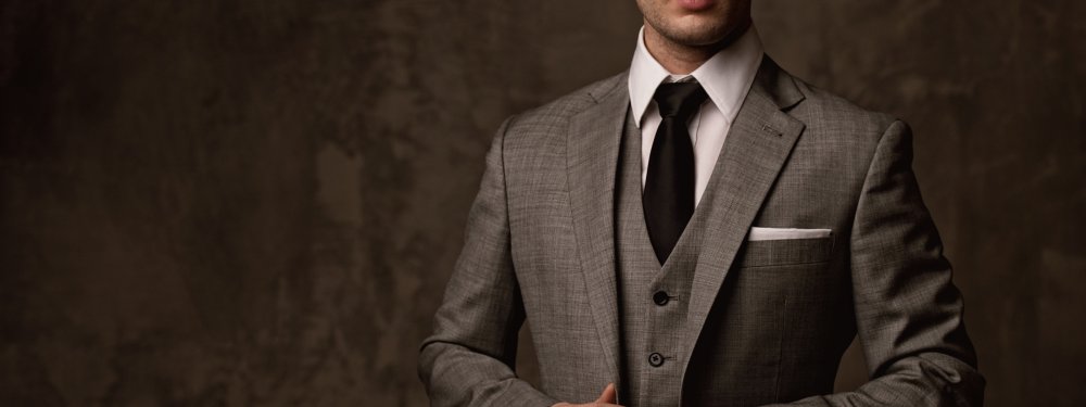 Мужчина в костюме классика