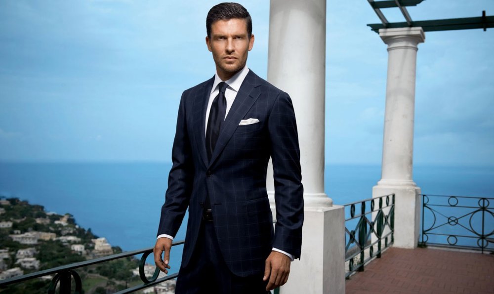 Мужчина в дорогом костюме