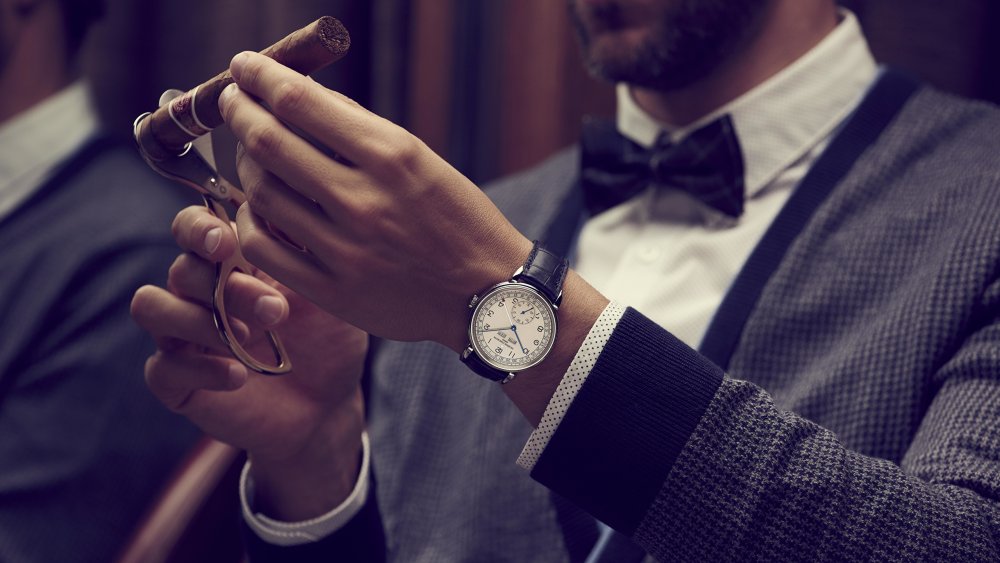 Дорогие часы на руке