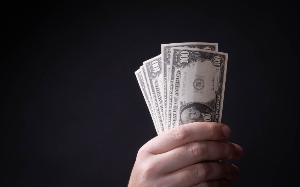 Доллары в руках