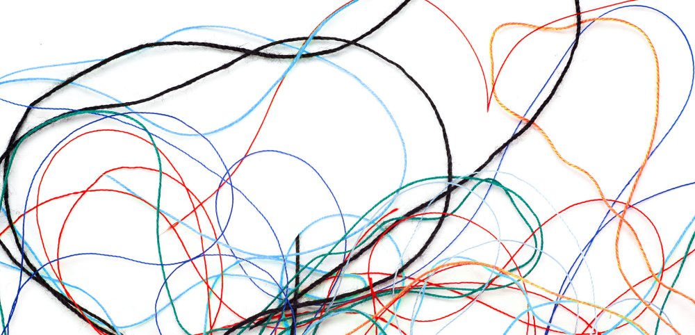 Запутанные цветные нитки