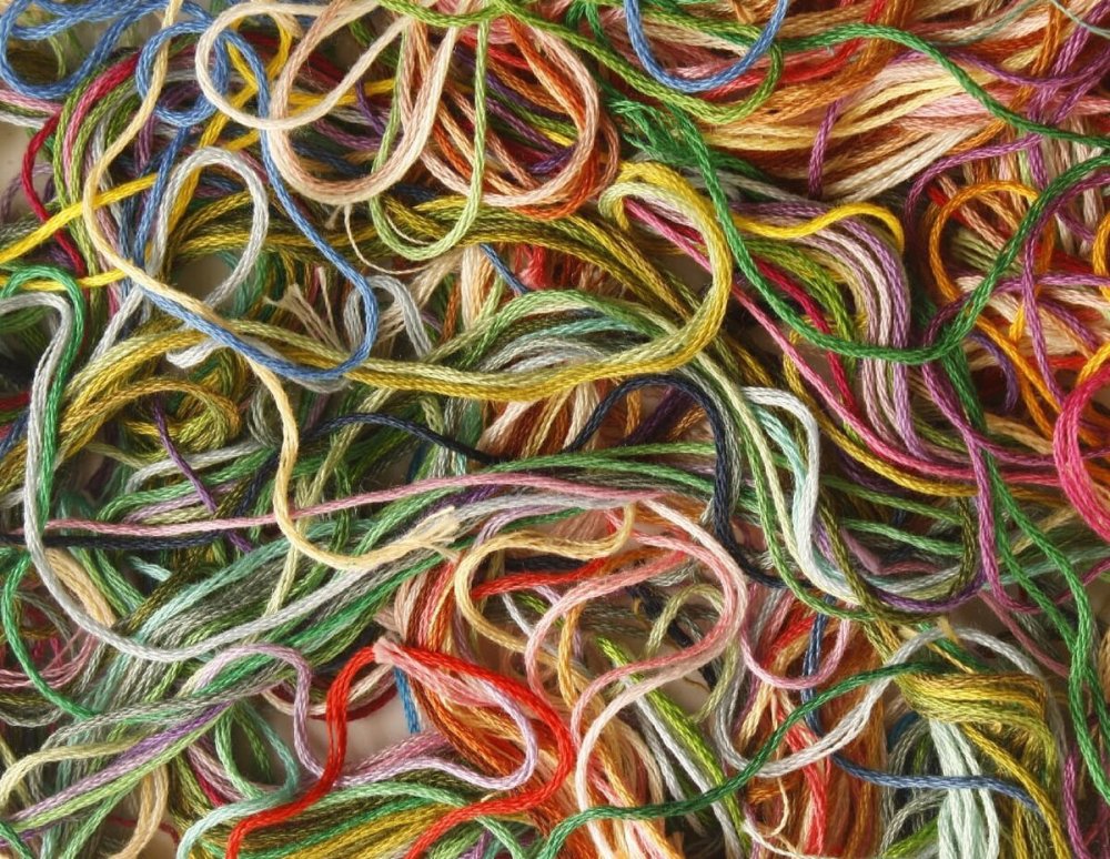 Клубок разноцветных ниток