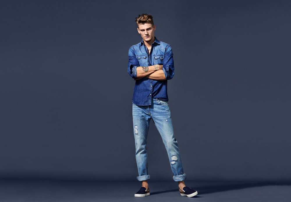 Мужчина в джинсах