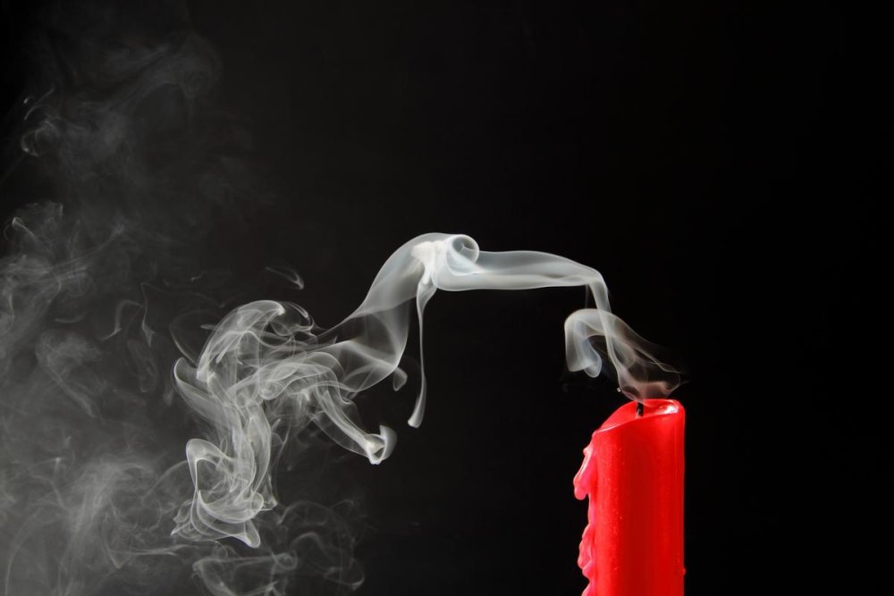 Дым от свечи на черном фоне