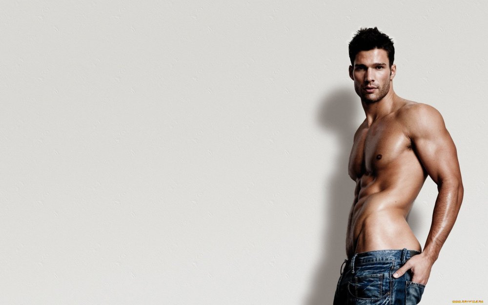 Портрет парня на однотонном фон