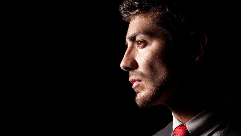 Аарон Экхарт черно белый