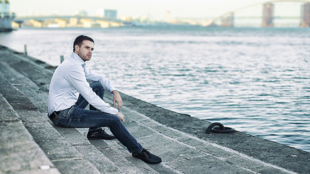 Джейми Дорнан стрижка