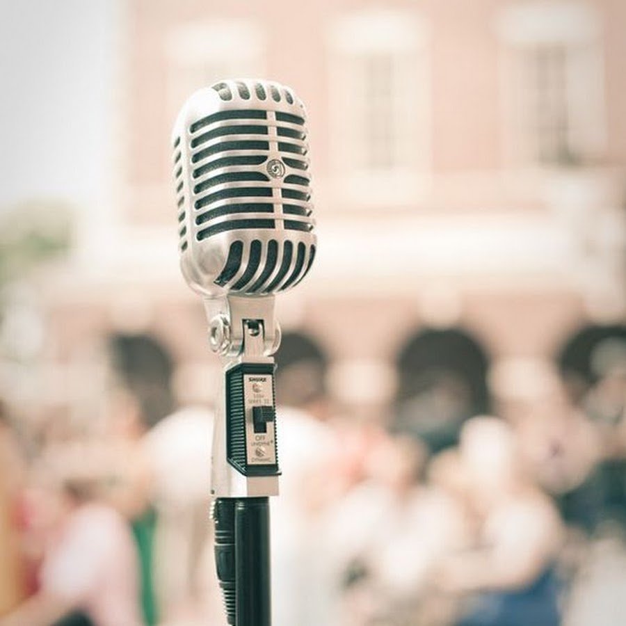 Девушка с микрофоном